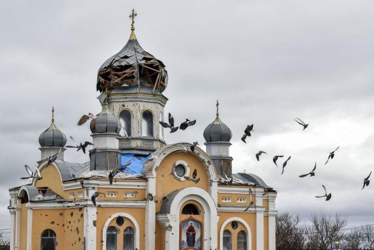 Orosz tüzérségi támadásban megrongálódott templom a Kijevtől nyugatra lévő Zsitomir régióban fekvő Malinban 2022. április 16-án. Fotó: MTI/EPA