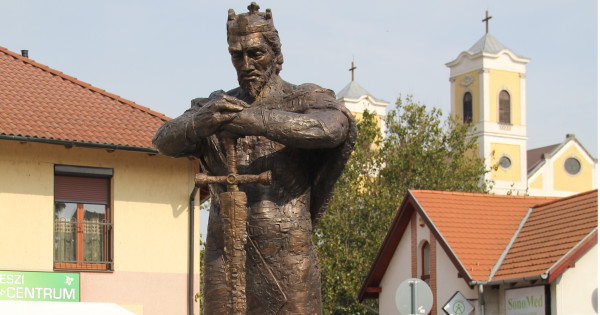 Dunakeszi főterét IV. Béla magyar király vigyázza