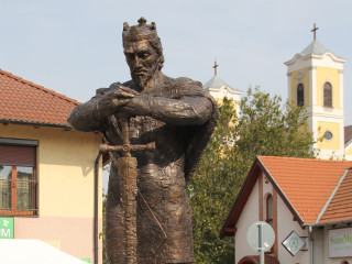 Dunakeszi főterét IV. Béla magyar király vigyázza
