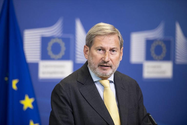 Johannes Hahn jelenti be a történelmi döntést a magyar uniós források zárolására tett javaslatról. Fotó: Európai Bizottság