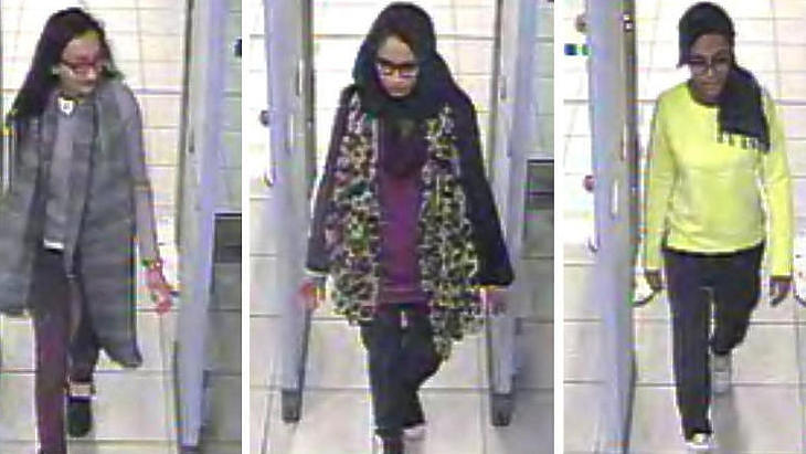 Shamima Begum és barátnői, Amira Abase és Kadiza Sultana amikor elhagyta Londont (A fotót a Gatwick repülőtér biztonsági rendszere rögzítette)