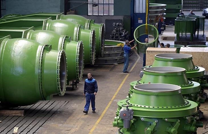 Atomerőművekbe való szivattyúkat gyártanak a Ganz üzemében. (Fotó: MTI/Beliczay László)