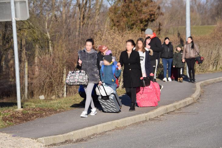 Csütörtökön több ezren  lépték át a határt Beregsuránynál Fotó: Bodnár Zsolt