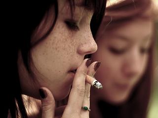 A kiskamasz fiúk 15 százaléka dohányzik