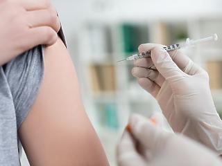 November 1-jétől tehetik kötelezővé a munkáltatók a védőoltást