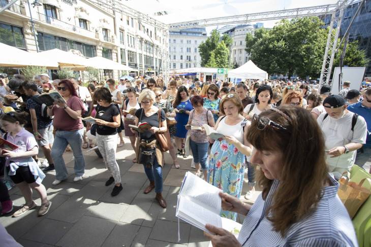 Flashmob a 2024-es Ünnepi Könyvhéten. Mert együtt olvasni jó