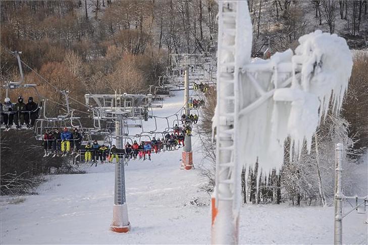 Síelők a felvonón a mátraszentistváni síparkban a megnyitás hétvégéjén, 2021. január 16-án. (Fotó: MTI/Komka Péter)