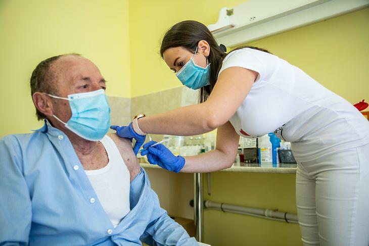 Folytatódik a pedagógusok oltása is (fotó: MTI)