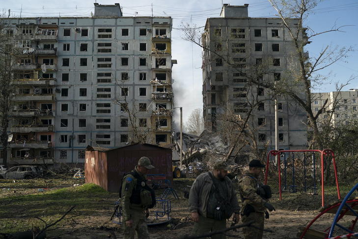  Ukrán biztonsági erők tagjai orosz rakétatámadásban megrongálódott lakóépületek között a délkelet-ukrajnai Zaporizzsjában 2022. október 9-én. Fotó: MTI/AP/Leo Correa