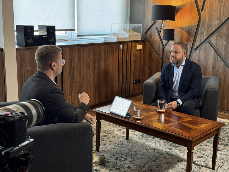 Orbán Balázs néha maga is szokott kérdezni