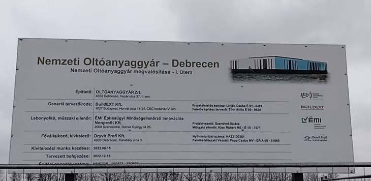 Rejtély, mikor kezdenek vakcinákat gyártani Debrecenben. Még mindig ez a tábla fogadta Hadházy Ákost pár héttel ezelőtt