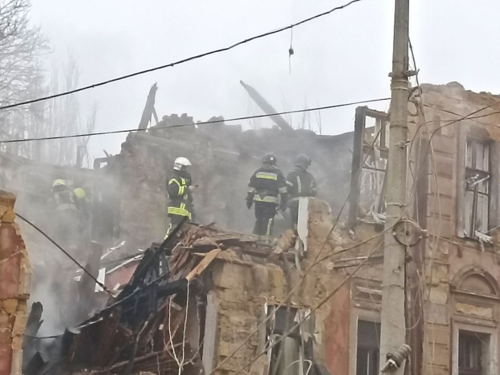 Tűzoltók egy orosz légitámadás következtében megsemmisült lakóház romjai között Odesszában 2023. december 29-én. Az orosz légierő mintegy 110 rakétát lőtt ki az Ukrajna elleni egyik legnagyobb légitámadásában, legkevesebb 16 ember vesztette életét olyan nagyvárosokban, mint Kijev, Odessza, Lviv és Harkiv, a sebesültek száma több tucatra tehető. Négy régió áram nélkül maradt a támadások nyomán. Fotó: MTI/AP