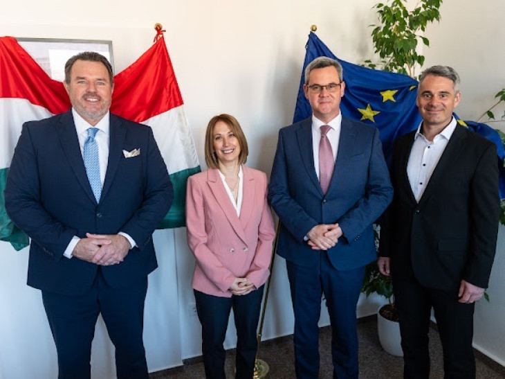 Molnár-Gallatz Zsolt, a Személyre Szabott Egészségügy Fejlesztéséért Alapítvány kuratóriumi elnöke, Colette Matz, a Novartis Hungary Kft. ügyvezető igazgatója, Takács Péter egészségügyi államtitkár és Dr. Peter Ahnesorg, a Roche Magyarország Kft. ügyvezető igazgatója.