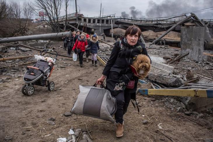 Százezrek akarnak menekülni, de nem mindenkinek sikerül. Fotó: MTI/AP