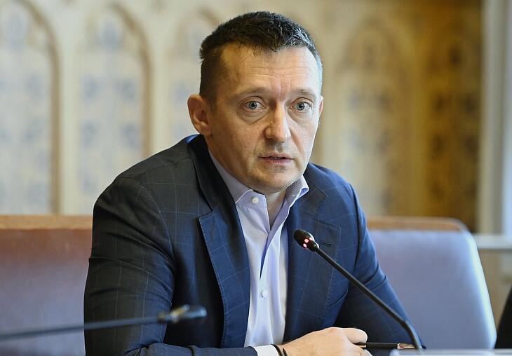 Magyar Péter váratlan feltűnése szerinte nem jelent veszélyt Orbán hatalmára, és Rogán magabiztosan állította, hogy 2026-ban is a Fidesz fogja megnyeri az országgyűlési választást