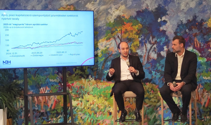 Vince Péter (balra) és Debreczeni Csaba adnak elő az MBH Befektetési Bank sajtóeseményén