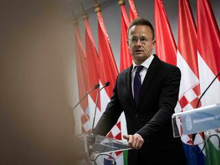 Szijjártó Péter minisztériumánál tüntettek a gödi mérgezés miatt