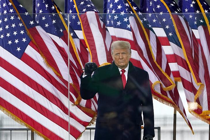 Donald Trump a támogatására rendezett tüntetésen a washingtoni Nemzeti Mallon 2021. január 6-án. Nem sokkal később szabadult el a pokol. (Fotó: MTI/AP/Jacquelyn Martin)
