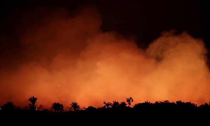 Lángol az amazonasi őserdő a brazíliai Humaita közelében. (Fotó: Reuters/Ueslei Marcelino)