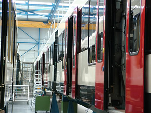 Készülő Flirt-vonat a Stadler többemeletes gyártócsarnokában, a svájci Bussnangban