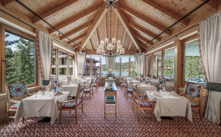 A panoráma étteremben vasárnap reggelenként hárfaművész játszik, és a felkínált pezsgőből bárki összeállíthat egy mimóza koktélt is akár 