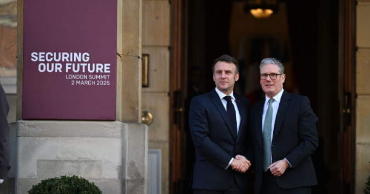 Keir Starmer brit miniszterelnök fogadja Emmanuel Macront a londoni védelmi csúcstalálkozón 2025. március 2-án