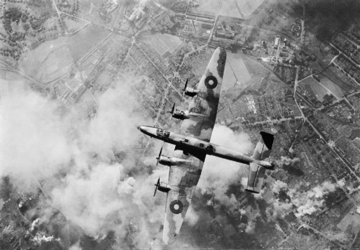 Egy brit bombázó egy ruhr-vidéki olajfinomító elleni légitámadás idején, 1944-ben. Nem véletlenül összpontosította a német légvédelem erejének jelentős részét a szintetikus üzemanyagot gyártó üzemek köré. Fotó: Wikimedia