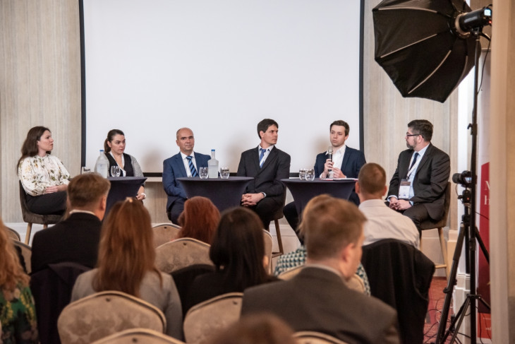 A díjátadót megelőző Fenntarthatóság 2024 – ESG: a szabályozási kihívástól az üzleti lehetőségig konferencia egyik panelbeszélgetése. Résztvevők (b-j): Tomasovszki Tímea - VIG Befektetési Alapkezelő; Lokietek Eszter - OTP Alapkezelő; Horváth Barnabás - KBC AM; Kovács István - Erste Alapkezelő; Böröczky Dezső - Gránit Alapkezelő. Moderátor: Gáspár András - Klasszis Média.