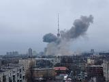 A kijevi tv-tornyot vették most célba az oroszok (videó)