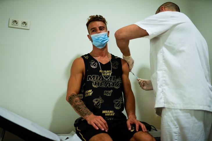 Egészségügyi dolgozó a majomhimlő elleni vakcinával olt be egy férfit egy barcelonai egészségügyi központban 2022. július 26-án. Fotó: MTI/AP